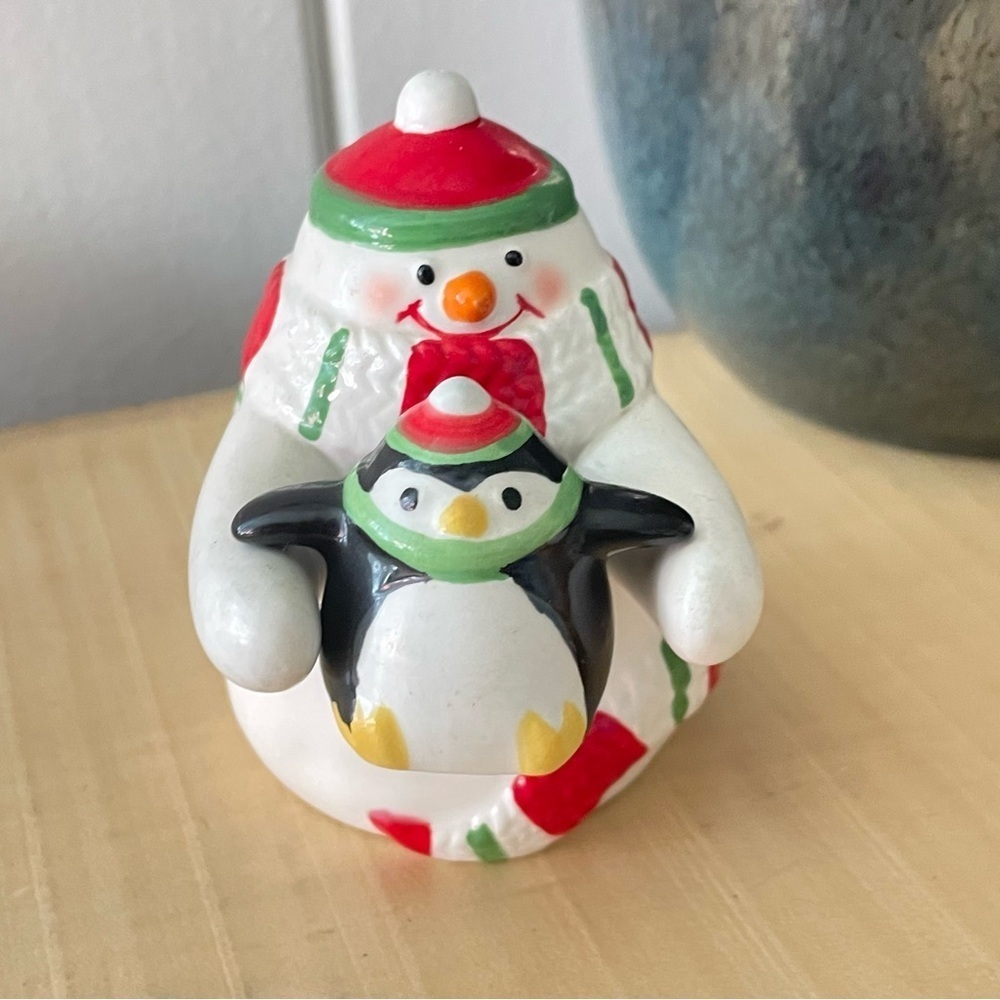 LAST CHANCE Playful Penguin Snowman Salt Pepper Shakers VTG Decor Home Kitchen - Picture 7 of 7